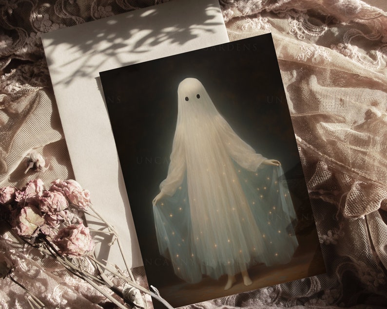 K&ouml;nnte beinhalten: Eine wei&szlig;e Geisterfigur, die ein flie&szlig;endes Kleid mit einer hellblauen Unterlage und einer Streuung von goldenen Sternen tr&auml;gt. Der Geist steht vor einem dunklen Hintergrund.