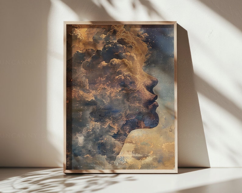 Pu&ograve; includere: Una stampa incorniciata di un viso di una persona fatto di nuvole. Le nuvole sono un mix di oro, marrone e blu. Il viso della persona &egrave; di profilo e guarda a destra.