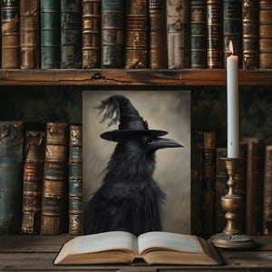 以下が含まれることがあります： 魔女の帽子をかぶった黒いカラスの絵が、本とろうそくのある棚に飾られています。カラスは右を見ていて、真剣な表情をしています。絵は、アンティークの本でいっぱいの本棚を背景にしています。