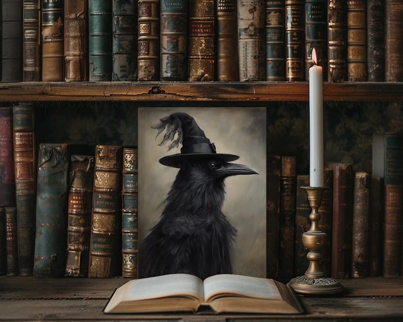 以下が含まれることがあります： 魔女の帽子をかぶった黒いカラスの絵が、本とろうそくのある棚に飾られています。カラスは右を見ていて、真剣な表情をしています。絵は、アンティークの本でいっぱいの本棚を背景にしています。