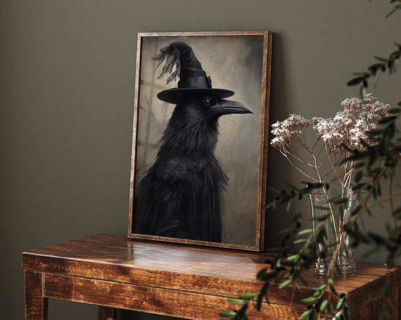 以下が含まれることがあります： 魔女の帽子をかぶった黒いカラスの絵画が額装されています。カラスは、リアルなスタイルで、羽根が細かく描かれ、真剣な表情をしています。背景は、柔らかく落ち着いた茶色です。