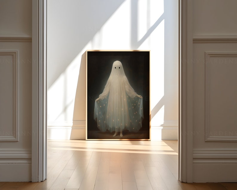 K&ouml;nnte beinhalten: Ein gerahmtes Gem&auml;lde eines Geistes, der ein wei&szlig;es Kleid mit einem blauen und wei&szlig;en Sternenmuster tr&auml;gt. Der Geist steht in einem dunklen Raum mit einem Licht, das auf ihn scheint.