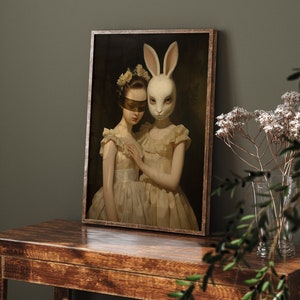 Pu&ograve; includere: Un dipinto che ritrae due donne, una delle quali indossa una maschera di coniglio bianca, in piedi vicine. La donna con la maschera tiene la mano dell'altra donna. Entrambe le donne indossano abiti bianchi e hanno i capelli scuri. Lo sfondo &egrave; scuro.