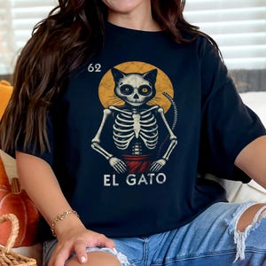 Koszulka Vintage Dia De Los Muertos Cat Lover, El Gato Mexican Lotteria Parody Graphic, Upiorny Prezent Sezonowy Na Dzień Zmarłych Halloween Boże Narodzenie