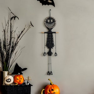 Colgante de pared de esqueleto, decoración de fiesta de Halloween, regalo de academia oscura, gótico brujo, Halloween espeluznante, macramé hecho a mano, esqueleto de Halloween W94