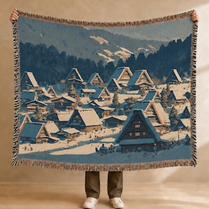 雪景色の日本の村をモチーフにした織物ブランケット、コットン製スロー、青い冬景色アート、居心地の良い山小屋風インテリア、日本好きへのギフト、新築祝いのギフト