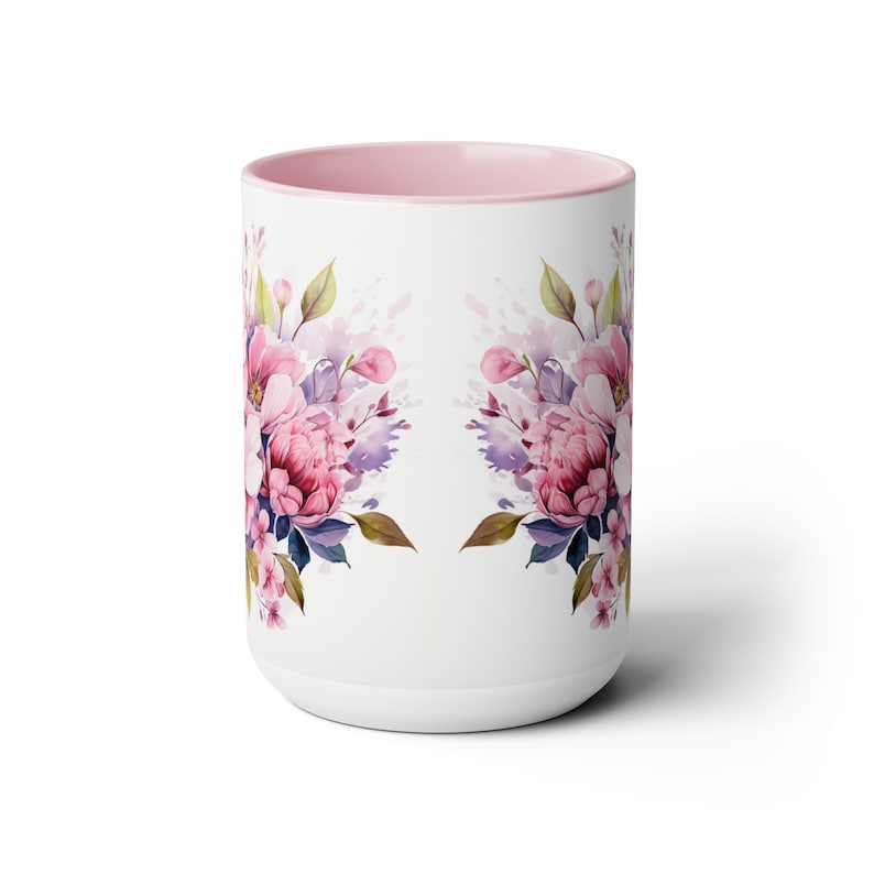 Puede incluir: Taza de cer&aacute;mica blanca con interior rosa y un dise&ntilde;o floral con flores de acuarela rosa, p&uacute;rpura y azul. Las flores est&aacute;n dispuestas en un patr&oacute;n sim&eacute;trico en la taza.
