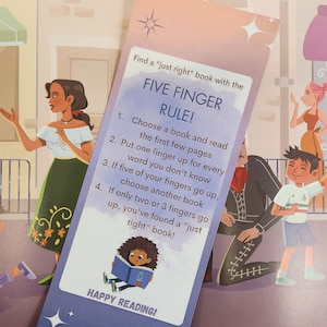 Może przedstawiać: Niebiesko-różowa zakładka z tekstem „FIVE FINGER RULE!” i instrukcjami wyboru książki. Zawiera ilustracje ludzi i czytającego dziecka. Tło przedstawia scenę uliczną.