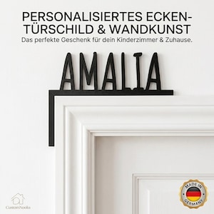 May include: A black corner door sign featuring the name AMALIA in capital letters. The text reads PERSONALISIERTES ECKEN-T&Uuml;RSCHILD & WANDKUNST. Das perfekte Geschenk f&uuml;r dein Kinderzimmer & Zuhause. A circular badge with the German flag reads MADE IN GERMANY.
