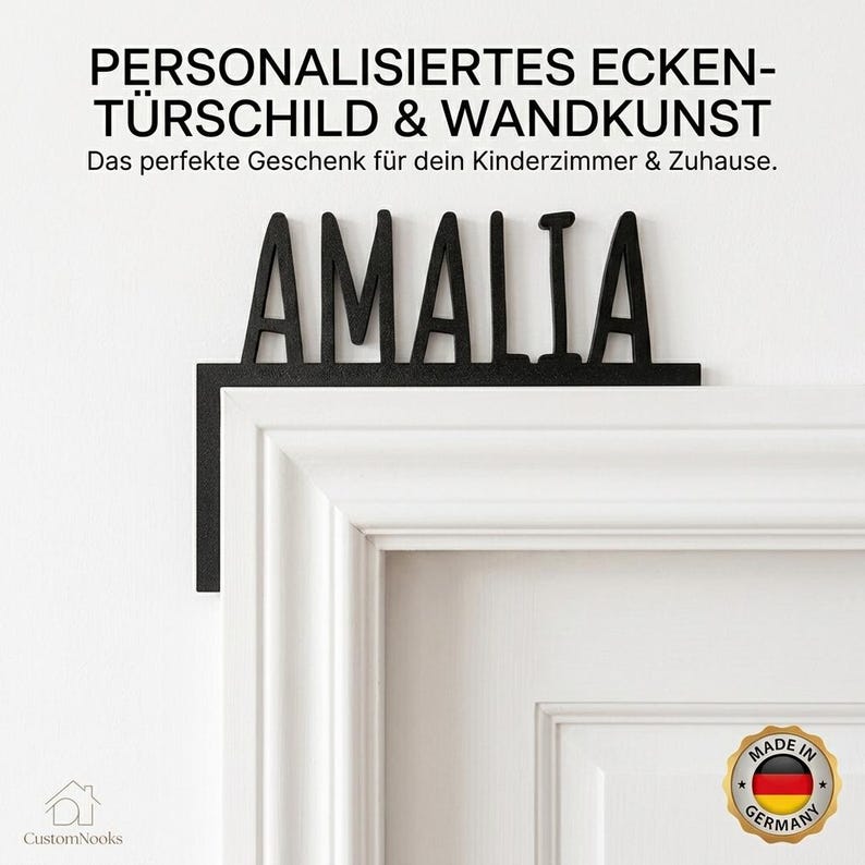 May include: A black corner door sign featuring the name AMALIA in capital letters. The text reads PERSONALISIERTES ECKEN-T&Uuml;RSCHILD & WANDKUNST. Das perfekte Geschenk f&uuml;r dein Kinderzimmer & Zuhause. A circular badge with the German flag reads MADE IN GERMANY.