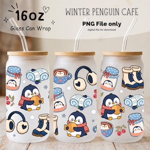 Może przedstawiać: Trzy szklanki z matowego szkła z bambusowymi pokrywkami i szklanymi słomkami, ozdobione wzorem Winter Penguin Cafe z pingwinami, kubkami, nausznikami, butami i wypiekami. Tekst głosi 16oz Glass Can Wrap oraz PNG File only.