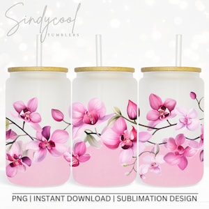 Puede incluir: Tres vasos de sublimación blancos con un diseño floral de orquídeas rosas. Los vasos tienen una tapa de madera y una pajita transparente.