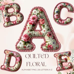 Puede incluir: Letras del alfabeto floral acolchado A, B, C, D y E. Cada letra está rellena con un estampado floral de rosas rosas y margaritas blancas sobre un fondo verde claro. Las letras tienen un borde rosa con volantes. También se ven las palabras "Quilted Floral" y "Alphabet PNG | 26 Letters A-Z".