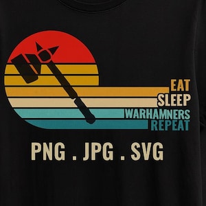以下が含まれることがあります： 黒いTシャツ。レトロなデザインで、赤と黄色の太陽、ハンマー、黄色、ターコイズ、青の水平ストライプが特徴です。「EAT SLEEP WARHAMMERS REPEAT」と「PNG .JPG .SVG」のテキストが含まれています。