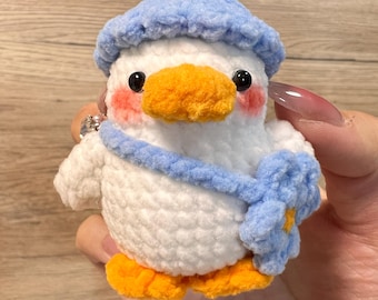 Regalo hecho a mano, pato amigurumi de ganchillo con bonito sombrero y bolso, regalo navideño personalizado para la familia, amor animal, decoración del hogar, llavero, dije para bolso.