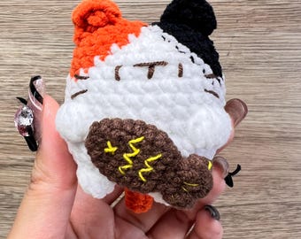 Regalo hecho a mano, gato de ganchillo sosteniendo un pez, amigurumi de peluche, lindo cumpleaños para amigos, para parejas, decoración del hogar, llavero único, dije para bolso, genial