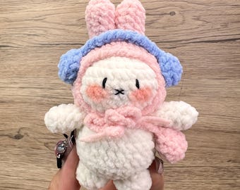 Conejito de peluche amigurumi de ganchillo personalizado y hecho a mano con auriculares, juguete artesanal único, adorable regalo para niños y llavero de colección.