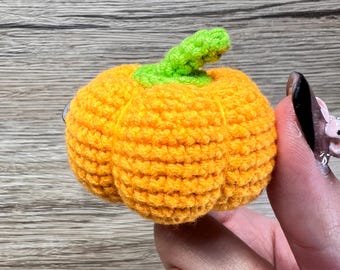 Calabaza de peluche amigurumi de ganchillo, regalo hecho a mano, bonito regalo para un amigo, decoración del hogar, llavero único, abalorio para bolso, cosecha de otoño, Halloween