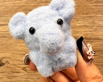 Elefante de peluche Amigurumi de ganchillo, regalo hecho a mano, bonito regalo de cumpleaños para un amigo, decoración del hogar, llavero único, dije para bolso, regalo personalizado, animal