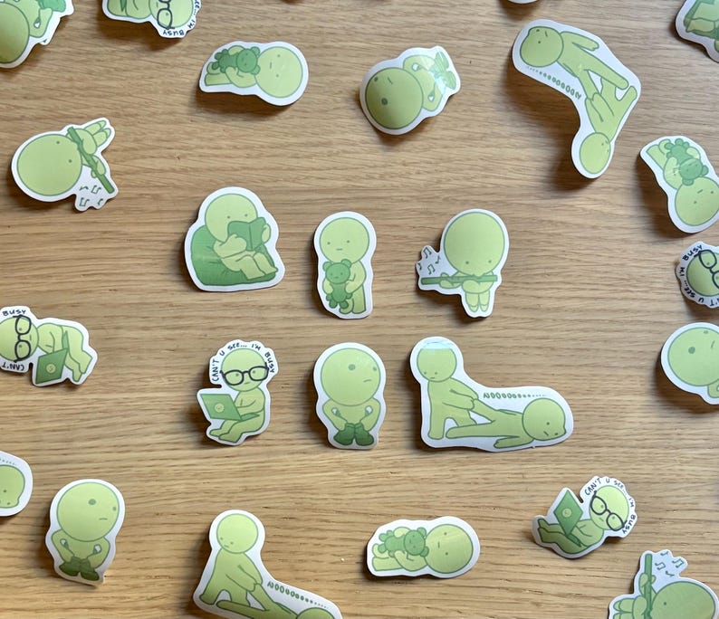K&ouml;nnte beinhalten: Ein Set mit 16 gr&uuml;nen Vinyl-Aufklebern mit verschiedenen Illustrationen einer einfachen gr&uuml;nen Strichfigur in verschiedenen Posen und Situationen. Die Aufkleber enthalten Text wie "Busy", "Can't see I'm busy", "Noooooooo" und "Can't see I'm busy".