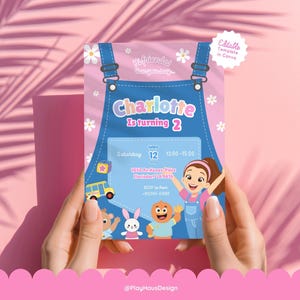 Könnte beinhalten: Eine rechteckige Geburtstagseinladungskarte mit einem blauen Jeans-Latzhosen-Design auf rosa Hintergrund mit weißen Gänseblümchen. Der Text lautet Charlotte Is turning 2, ergänzt durch Veranstaltungsdetails und verschiedene Zeichentrickfiguren.