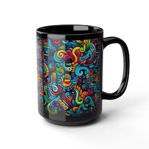 Puede incluir: Taza de cerámica negra con un diseño abstracto vibrante y colorido. El patrón presenta formas arremolinadas en tonos de azul, rojo, amarillo y verde. La taza tiene un asa grande y un acabado brillante.