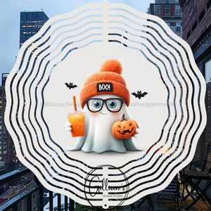 Op de afbeelding: Een cartoongeest met een bril en een oranje muts met het woord "BOO!" erop, die een pompoen en een drankje met een rietje vasthoudt. Twee vleermuissilhouetten staan boven de geest. De afbeelding is omlijst door een witte, golvende rand.