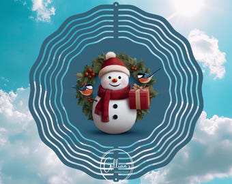 Könnte beinhalten: Eine skurrile Schneemann-Illustration mit rotem Hut und Schal, umgeben von einem Kranz und zwei Vögeln. Der Schneemann hält eine Geschenkbox. Das Design befindet sich vor einem blauen Himmel mit Wolken und einem dekorativen Rahmen.