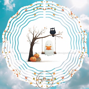 Op de afbeelding: Een illustratie met een spook dat een boek leest op een schommel, met een uil op een tak. Twee pompoenen en boeken staan bij de boom. De afbeelding is omlijst door een golvende blauw-witte rand met herfstbladeren.