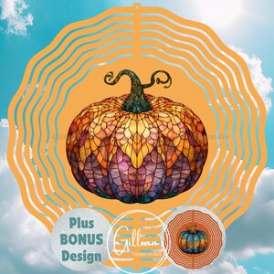 Op de afbeelding: Een kleurrijke pompoenillustratie in oranje, gele en paarse tinten, tegen een blauwe lucht met wolken. Het ontwerp bevat een oranje frame en de tekst "Plus BONUS Design" en "Gillian Design Studio".