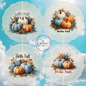 Op de afbeelding: Vier decoratieve herfstornamenten tegen een blauwe lucht. Elk ornament toont pompoenen in wit, blauw en oranje, met de tekst "Hello Fall". De ornamenten zijn omlijst door een decoratieve, golvende rand.