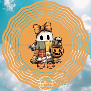 Puede incluir: Ilustración de Halloween de un fantasma con un atuendo de retazos, un lazo y zapatos naranjas. El fantasma sostiene un cubo de linterna de calabaza. El diseño está sobre un fondo naranja ondulado con cielo azul y nubes.