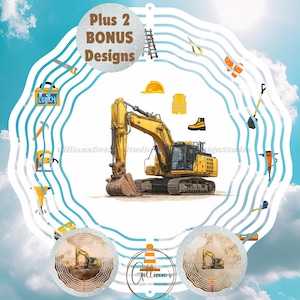 Könnte beinhalten: Digitale Illustration eines gelben Baggers, umgeben von Bauwerkzeugen und Sicherheitsausrüstung. Das Bild enthält den Text "Plus 2 BONUS Designs" vor einem blauen Himmel mit Wolken.