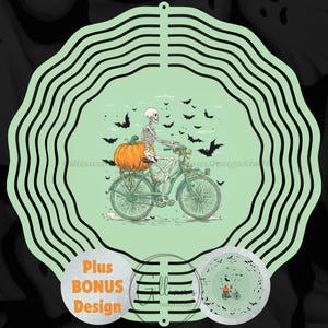 Op de afbeelding: Een Halloween-ontwerp met een skelet op een vintage fiets met een oranje pompoen. Vleermuizen vliegen in de lucht. Het ontwerp staat op een lichtgroene achtergrond met een decoratieve rand.