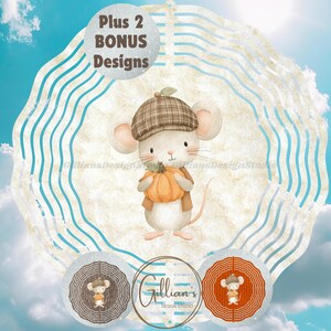Op de afbeelding: Een grillige illustratie van een muis met een geruite hoed en een pompoen. De muis is de centrale figuur, tegen een achtergrond van een bewolkte lucht en decoratieve elementen. De afbeelding bevat de tekst "Plus 2 BONUS Designs".