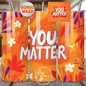 Pode incluir: Um copo com padrão floral laranja e vermelho com o texto "You Matter" em branco. O copo é um copo de aço inoxidável de parede dupla isolado.