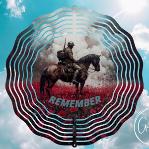 Può includere: Un mulinello a vento in metallo con un design circolare che presenta un soldato a cavallo che cavalca attraverso un campo di papaveri rossi. Le parole "REMEMBER" sono stampate sotto l'immagine.