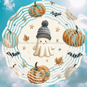 Op de afbeelding: Een grillig Halloween-thema ontwerp met een vriendelijk spook met een grijze gebreide muts met een pompon. Het ontwerp bevat pompoenen, vleermuizen, sterren en bladeren, alles tegen een lichte achtergrond met blauwe golvende lijnen.