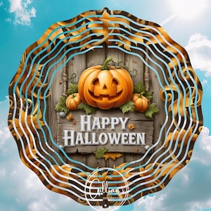 Op de afbeelding: Een digitale Halloween-afbeelding met een uitgesneden oranje pompoen en de tekst "Happy Halloween" op een houten bord. Het ontwerp bevat kleinere pompoenen, bladeren en een decoratieve rand. De achtergrond is een blauwe lucht.