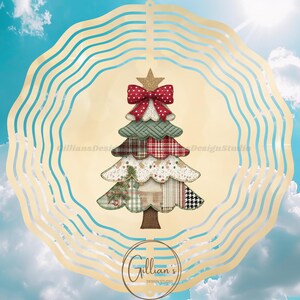 Puede incluir: Un diseño decorativo de árbol de Navidad con una estrella dorada y un lazo rojo. El árbol está hecho de varias telas estampadas, incluyendo cuadros y estampados florales. El diseño está sobre un fondo amarillo claro con un borde ondulado y un cielo azul con nubes.