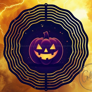 Puede incluir: Un molinillo de viento de metal negro con un diseño dorado. El centro del molinillo presenta una calabaza de Halloween morada con una cara amarilla. El fondo es azul oscuro con estrellas doradas. El molinillo de viento está situado sobre un fondo de nubes naranja y amarillas con rayos.