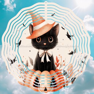 Op de afbeelding: Een Halloween-illustratie van een zwarte kat met een oranje heksenhoed en een witte strik, zittend op een pompoen. De afbeelding bevat herfstbladeren en zwarte vogels, tegen een blauwe lucht met wolken.