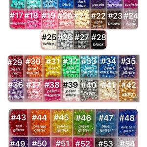 Pode incluir: Imagem mostrando uma variedade de op&ccedil;&otilde;es de cores personalizadas. A imagem exibe uma grade de amostras de cores numeradas, incluindo tons de vermelho, laranja, amarelo, verde, azul, roxo, rosa e op&ccedil;&otilde;es de glitter. O texto na parte superior diz "custom color options!"