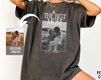 May include: Pepper-colored oversized t-shirt with a custom photo and the text "THE BEST MOM" above a black and white photo. The text "Est. 2020" is below the photo. The words "CUSTOM PHOTO" are on a separate image.
