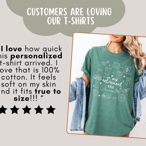 K&ouml;nnte beinhalten: Ein teal-farbenes T-Shirt mit einem wei&szlig;en Grafikdesign und dem Text "in my retirement era". Das Shirt wird mit einer Jeansjacke kombiniert. Das Bild enth&auml;lt auch Kundenfeedback und Sternebewertungen.