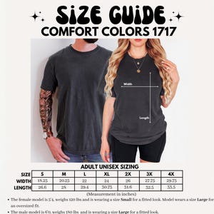 K&ouml;nnte beinhalten: Gr&ouml;&szlig;entabelle f&uuml;r Comfort Colors 1717 Unisex-T-Shirts f&uuml;r Erwachsene. Das Bild zeigt eine Gr&ouml;&szlig;entabelle mit Ma&szlig;en in Zoll (umgerechnet in cm) f&uuml;r die Gr&ouml;&szlig;en S bis 4XL. Die Tabelle enth&auml;lt Breiten- und L&auml;ngenma&szlig;e. Der Text enth&auml;lt auch Informationen &uuml;ber die Modelle und die Gr&ouml;&szlig;en, die sie tragen.