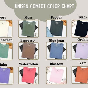K&ouml;nnte beinhalten: Eine Farbkarte zeigt T-Shirts in verschiedenen Farben, darunter Elfenbein, Moos, Pfeffer und Schwarz. Weitere Farben sind Hellgr&uuml;n, Espresso, Blue Jean, Orchie, Violett, Wassermelone, Blossom und Yam. Der Text "UNISEX COMFOT COLOR CHART" steht oben.