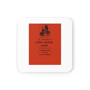 Puede incluir: Posavasos cuadrado blanco con fondo rojo que presenta el texto "Dr. Thacher's LIVER & BLOOD SYRUP" y una ilustración de un hombre. El posavasos también incluye el texto "8 Percent Alcohol" y "A Valuable Tonic For The Liver and Blood."