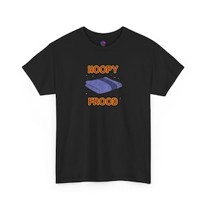 Può includere: Maglietta nera con il testo "HOOPY FROOD" in arancione e una grafica di asciugamano blu.