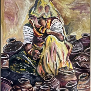 Puede incluir: Una pintura de una mujer con un pañuelo amarillo sentada entre un montón de ollas de barro marrón. La mujer lleva un vestido colorido y pulseras. La pintura está hecha en un estilo estilizado e impresionista.